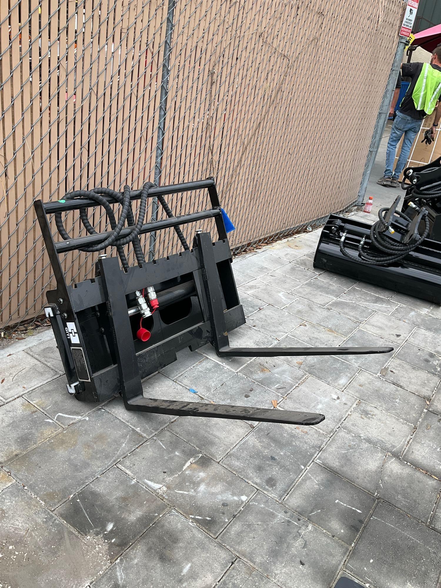UNUSED 2024 GIYI SIDE SHIFT FORK ATTACHMENT MODEL GY-CYHC FOR MINI SKID STEER