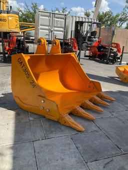 ( 1 ) UNUSED 2025 CAT 305 BUCKET W/TEETH ATTACHMENT APPROX 24in