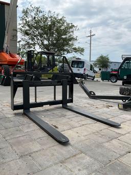 UNUSED KIVELPALLET FORK ATTACHMENT FOR UNIVERSAL SKID STEER, APPROX MAX CAPACITY 3500LBS