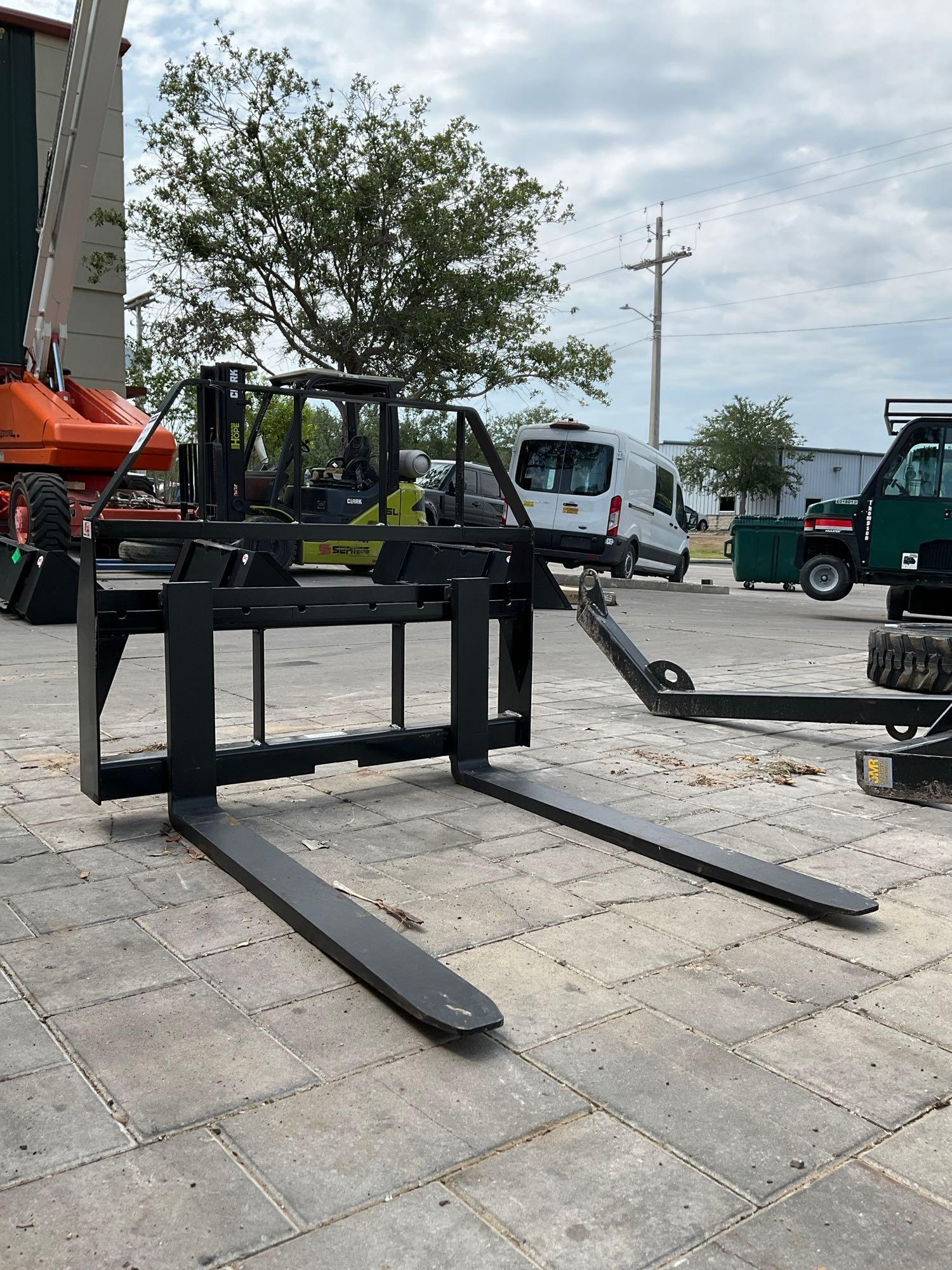 UNUSED KIVELPALLET FORK ATTACHMENT FOR UNIVERSAL SKID STEER, APPROX MAX CAPACITY 3500LBS