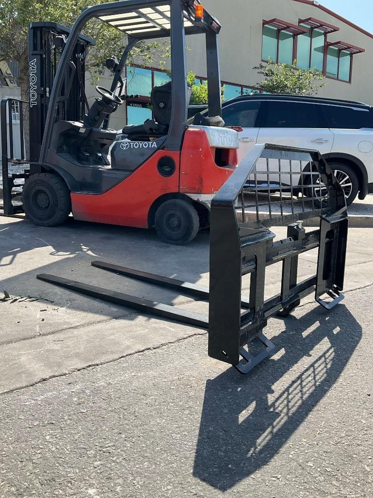 UNUSED 2025 GIYI FORK ATTACHMENT FOR SKID STEER , FORKS APPROX 60in LONG ( PLEASE NOTE STOCK PHOTOS
