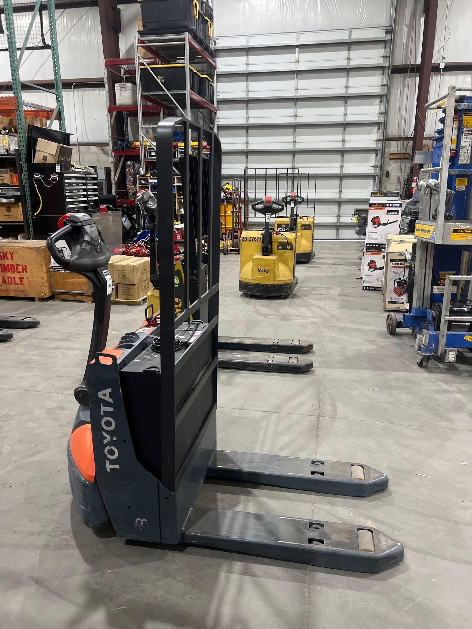 2023 TOYOTA PALLET JACK MODEL 8HBW23, ELECTRIC, 24V, MAX CAPACITY 4500LBS, LOW HRS SHOWING, BUILT...