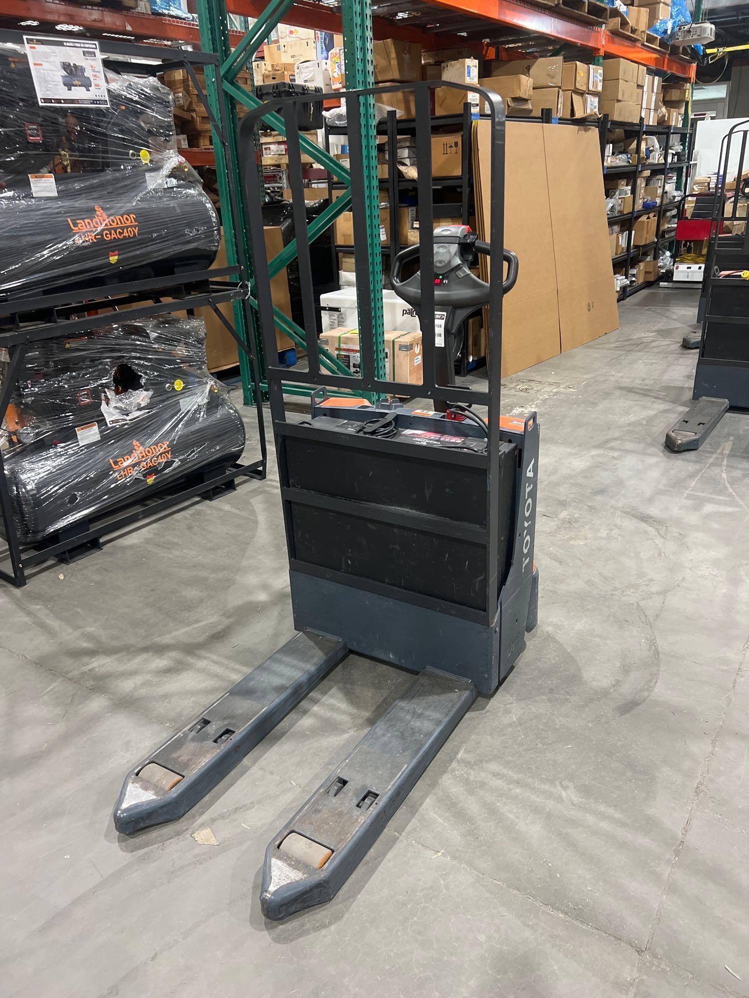 2023 TOYOTA PALLET JACK MODEL 8HBW23, ELECTRIC, 24V, MAX CAPACITY 4500LBS, LOW HRS SHOWING, BUILT...