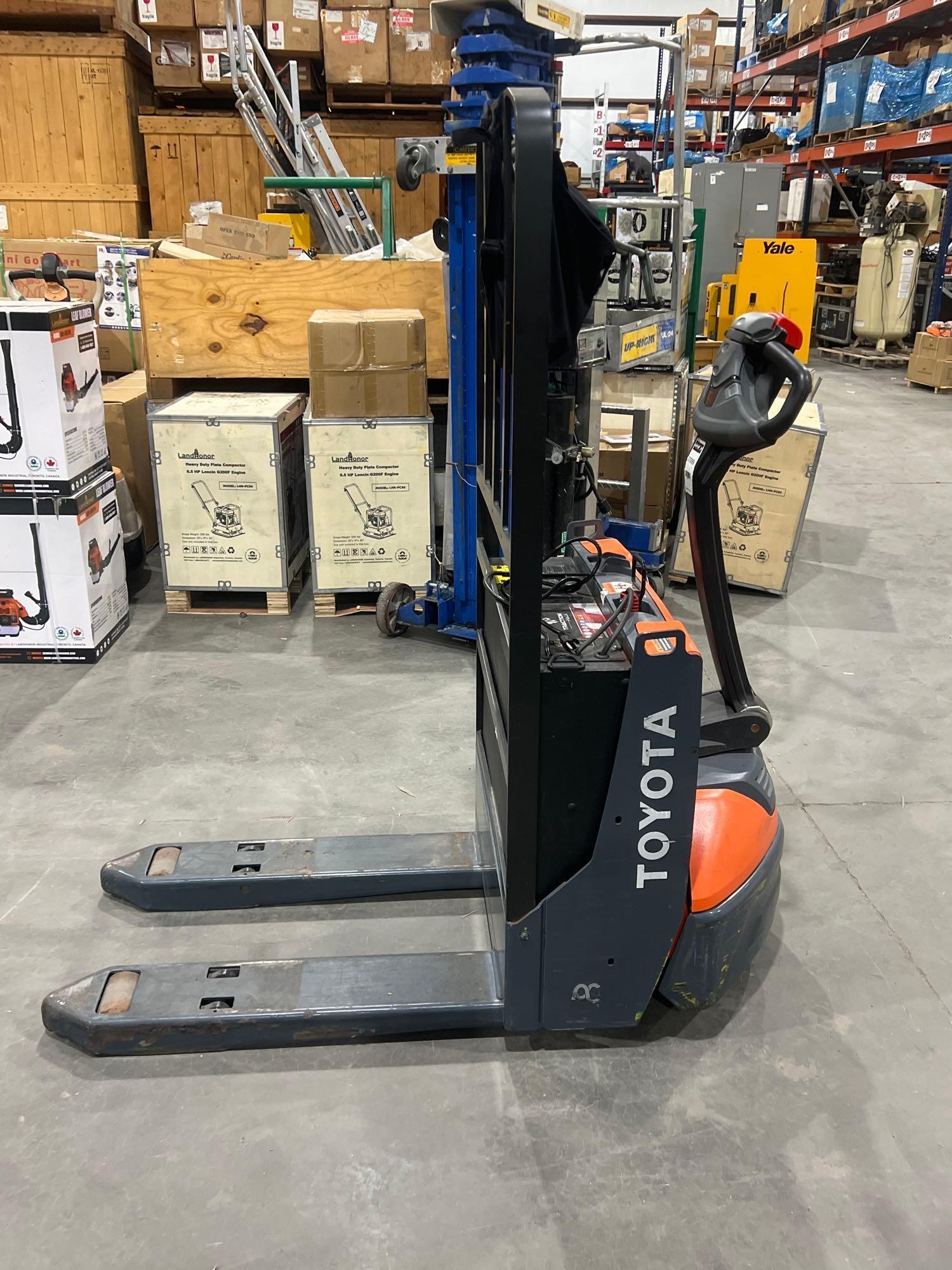 2024 TOYOTA PALLET JACK MODEL 8HBW23, ELECTRIC, 24V, MAX CAPACITY 4500LBS, LOW HRS SHOWING, BUILT...