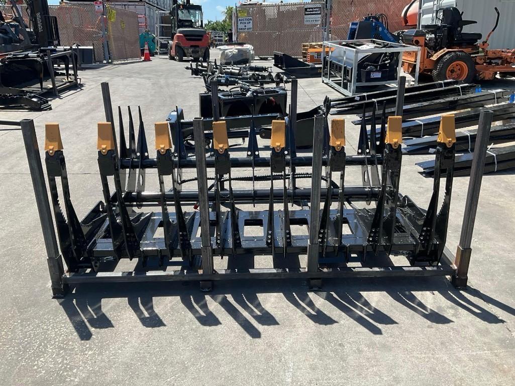 ( 1 ) UNUSED 2025 GIYI CURVED LOG GRABBER ATTACHMENT MODEL GY-CLG72C FOR SKID STEER, APPROX 72in