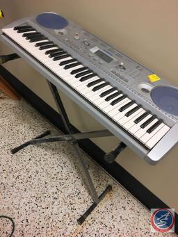 Yamaha keyboard with bass boost and stand