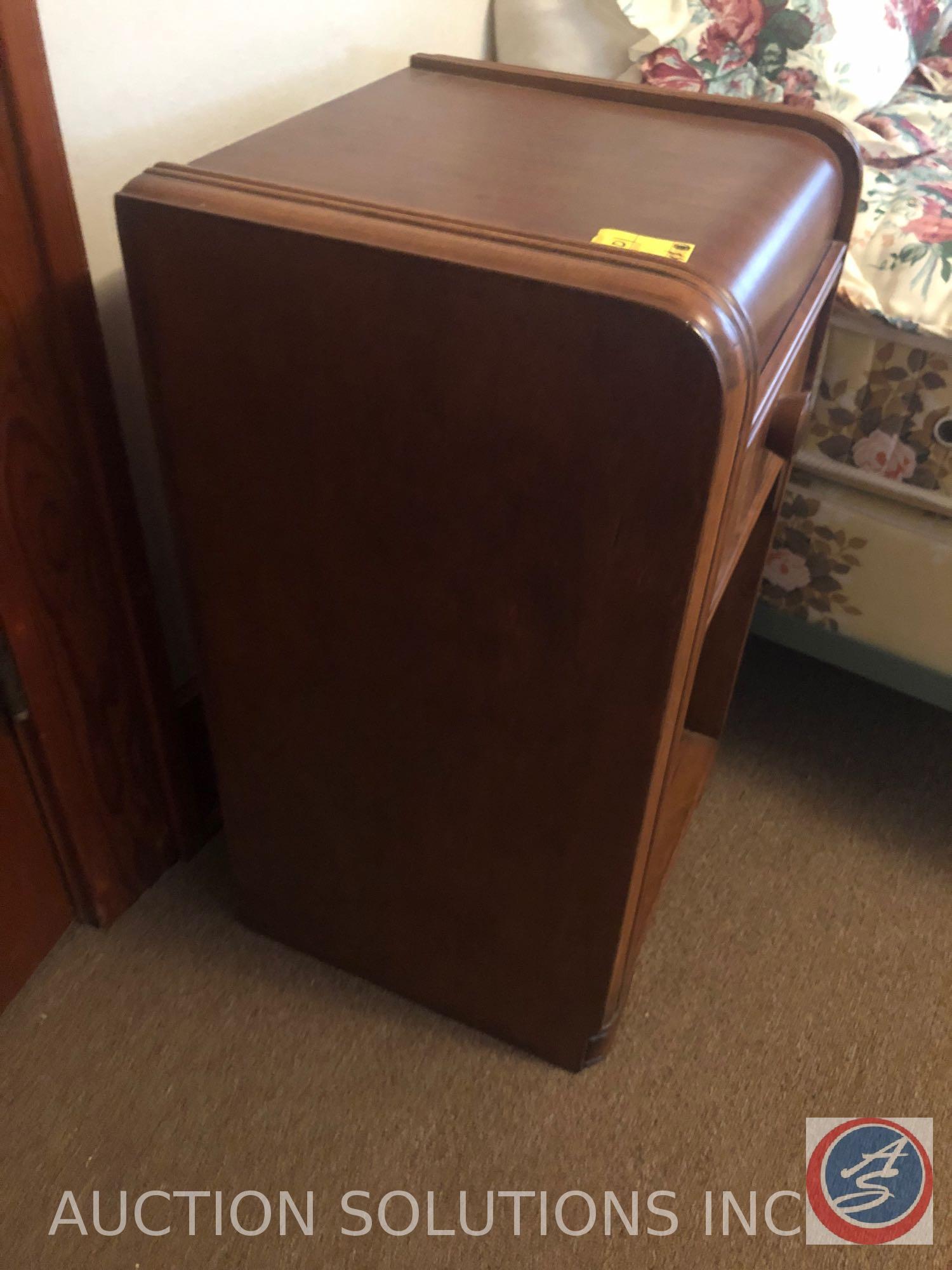 {{2XBID}} Vintage Vanity with Vanity Bench and Large Round Attached Mirror 47" x 17" x 27"; Mirror