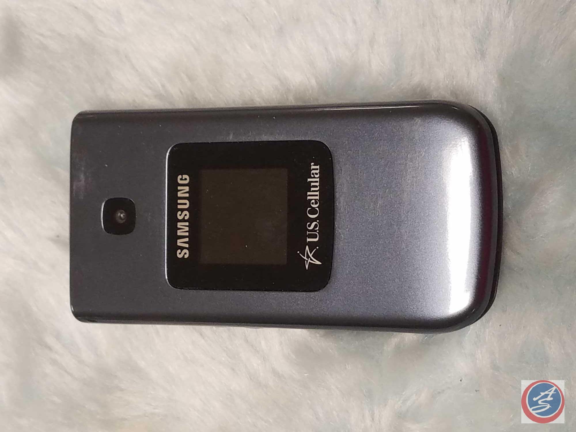 Nextel Motorola i576 Flip Phone with Belt Clip, Samsung Chrono Flip Phone in Original Box {{NO