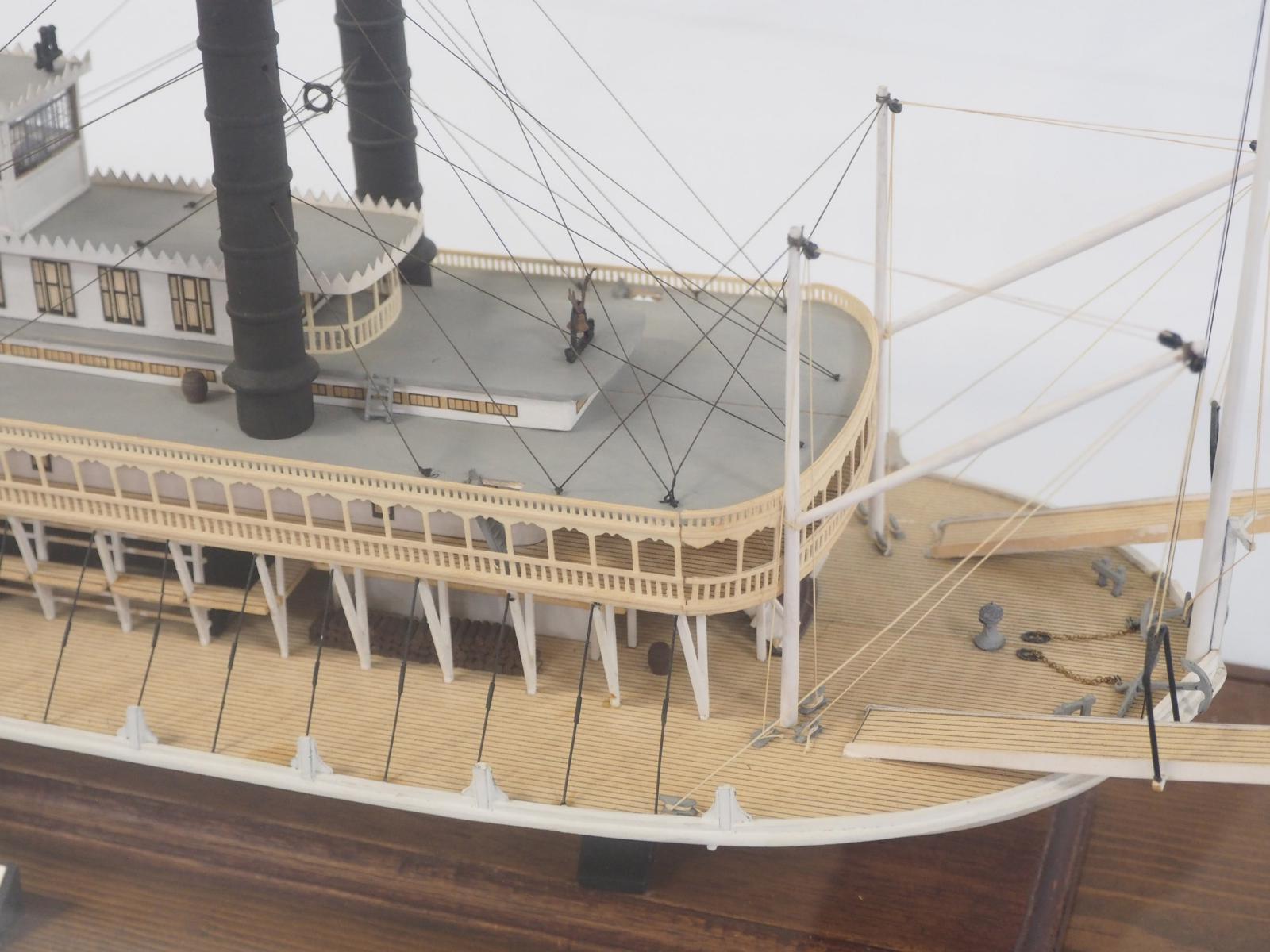 Robert E Lee paddle boat