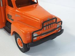International Moss Towing truck