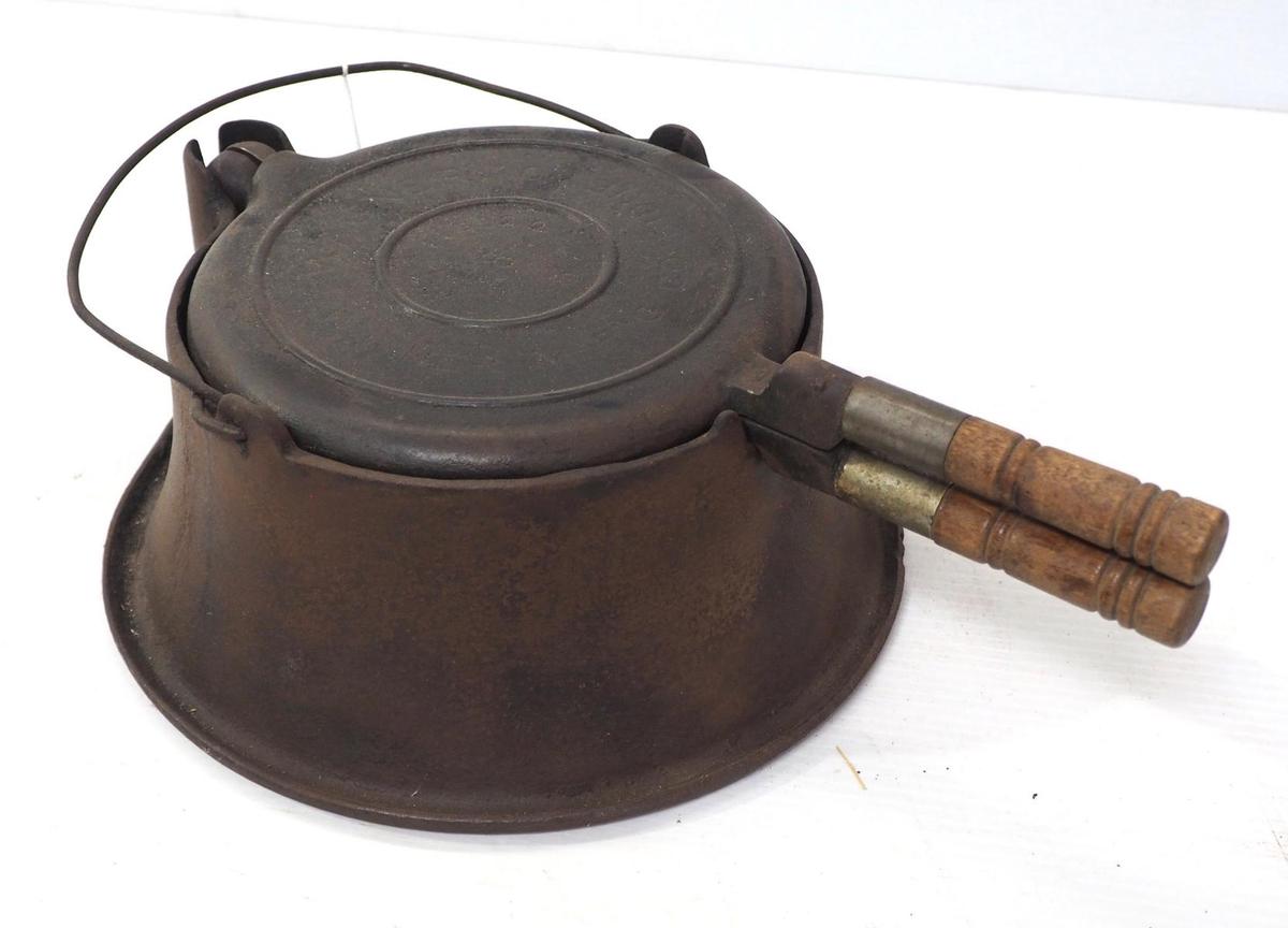 Wagner No.8 cast iron waffle iron
