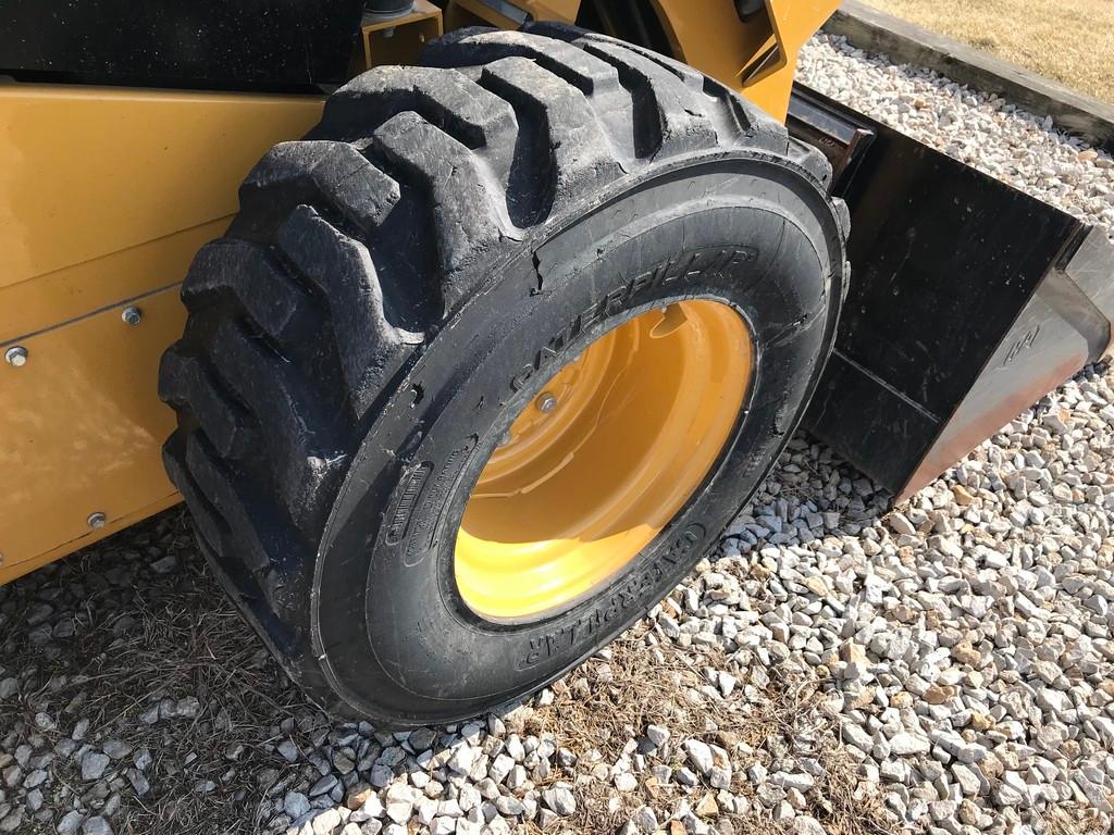 2016 CAT 242D SKID LOADER