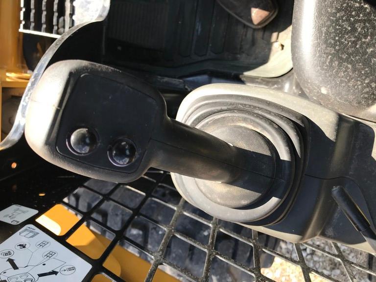 2016 CAT 242D SKID LOADER