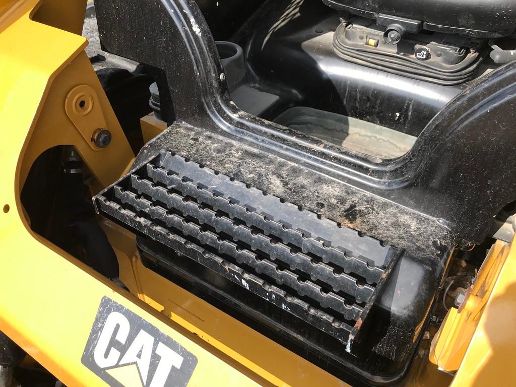 2016 CAT 242D SKID LOADER
