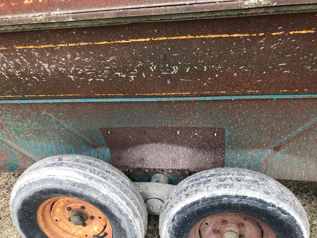 GRAIN-O-VATOR #30 AUGER WAGON W/ BOOM STYLE AUGER