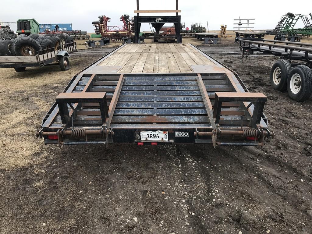 1998 TRAILERMAN 25FT TRIPLE AXLE FLATBED GOOSENECK TRAILER W/ 2 RAMPS