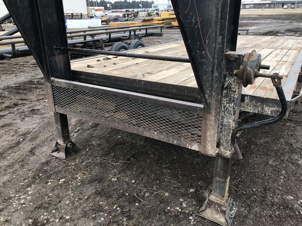 1998 TRAILERMAN 25FT TRIPLE AXLE FLATBED GOOSENECK TRAILER W/ 2 RAMPS