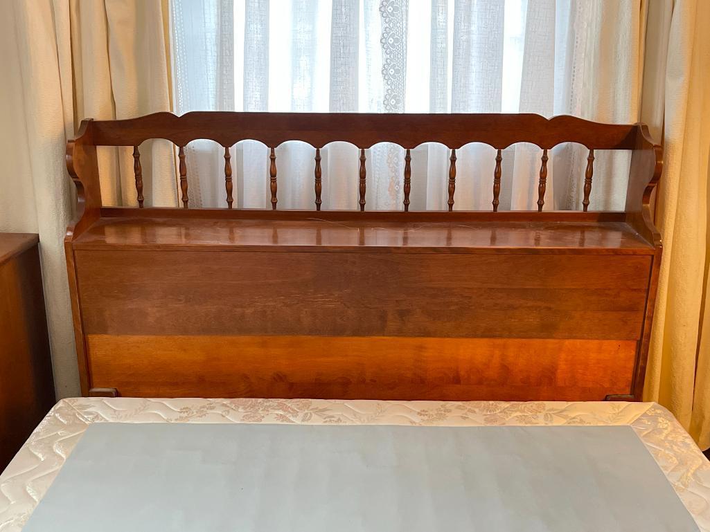 Vintage Wooden Queen Size Bed