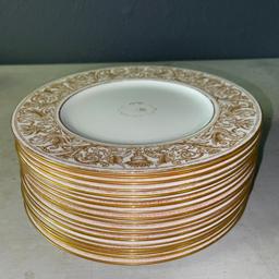 Eighteen Vintage Wedgewood King Cole Dinner Plates