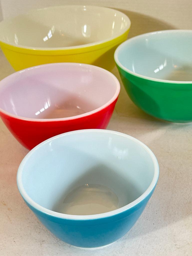 Set of Vintage Pyrex Nesting Mixing Bowls