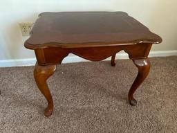 Mahogany Finish, Queen Anne Style Legs End/Lamp Table