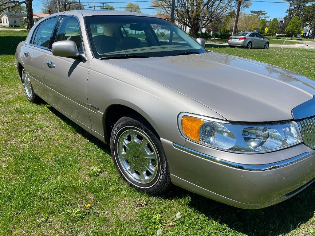 Online Auction of 2000 Lincoln Town Car