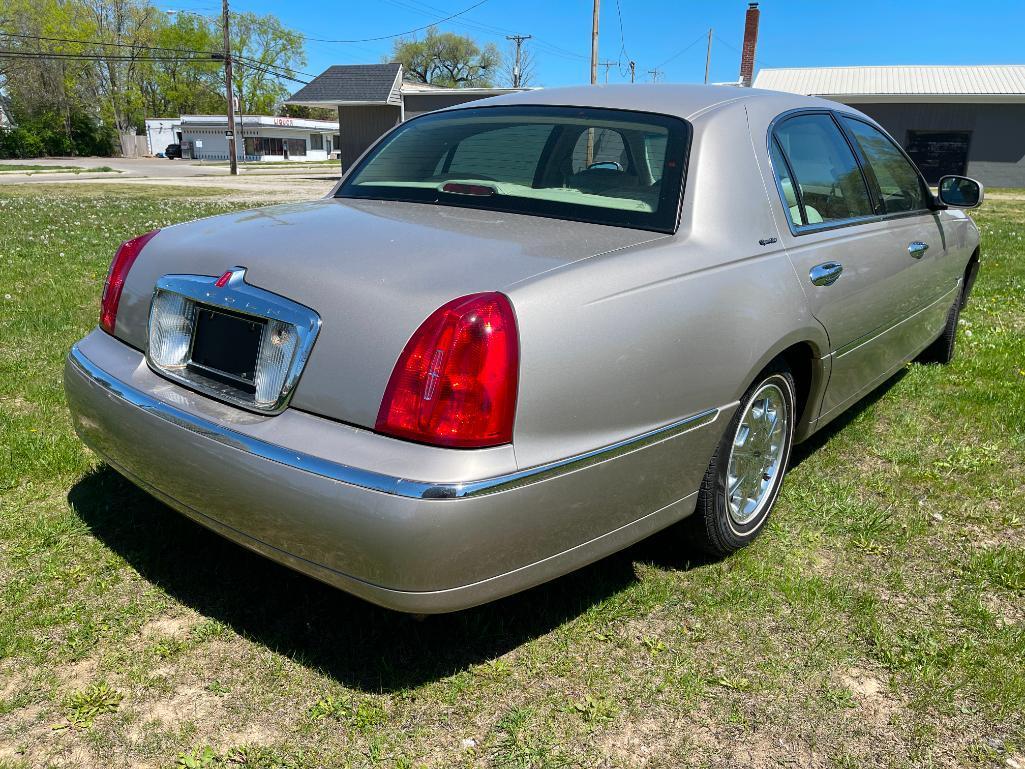 Online Auction of 2000 Lincoln Town Car