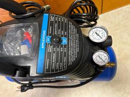 Delta, 100PSI, 2 Gallon Air Compresor Working