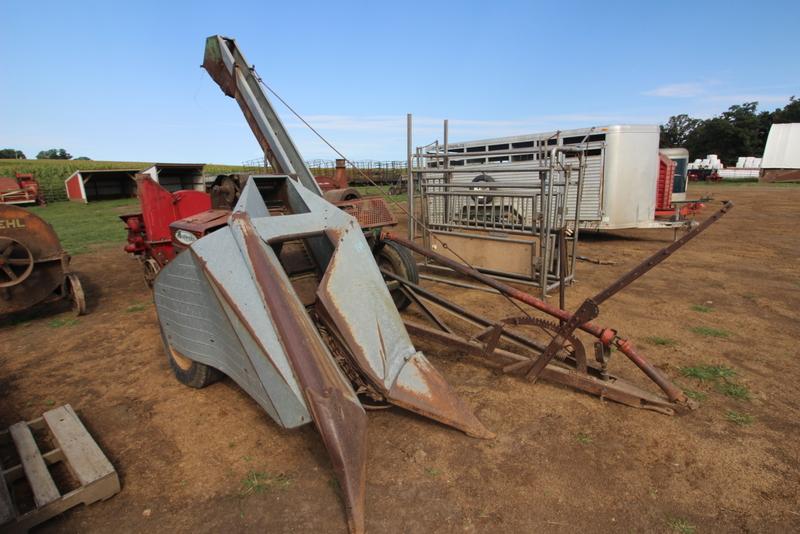 New Idea 323 1 row corn picker