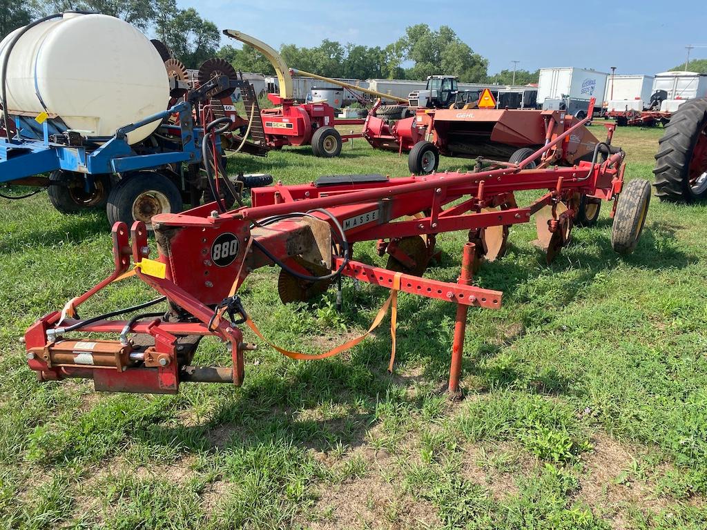 Massey Fergusson 880 Plow