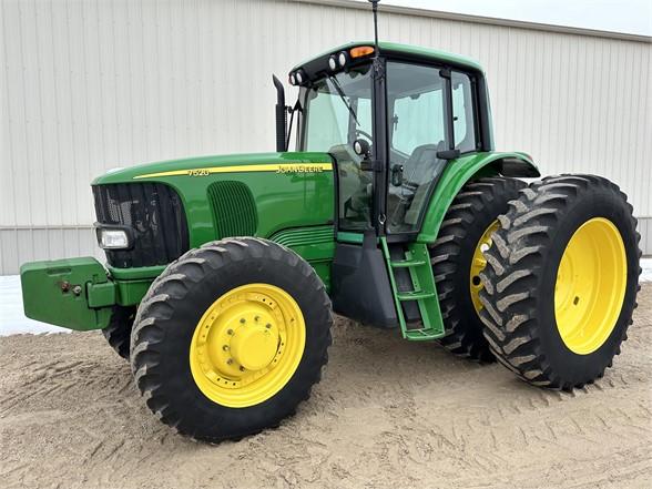 2004 JOHN DEERE 7520