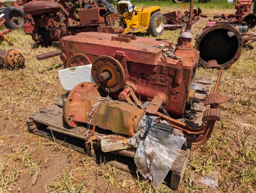 IH 460 Utility Transmission Rear