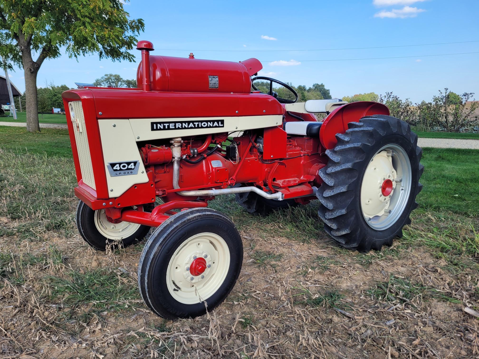 International Farmall 404 Utility Tractor