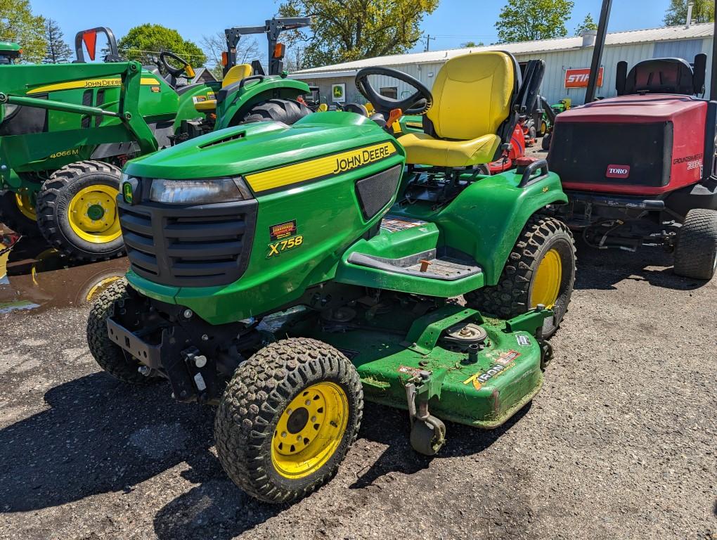 John Deere X758 Lawn Tractor