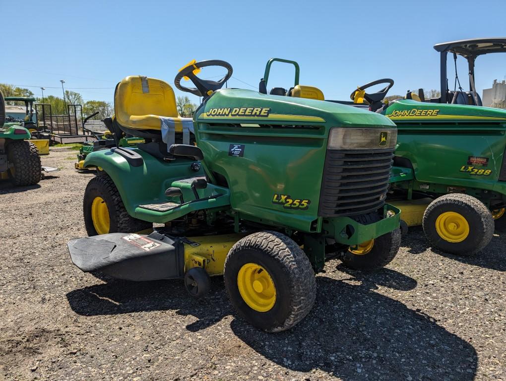 John Deere LX255 Lawn Tractor