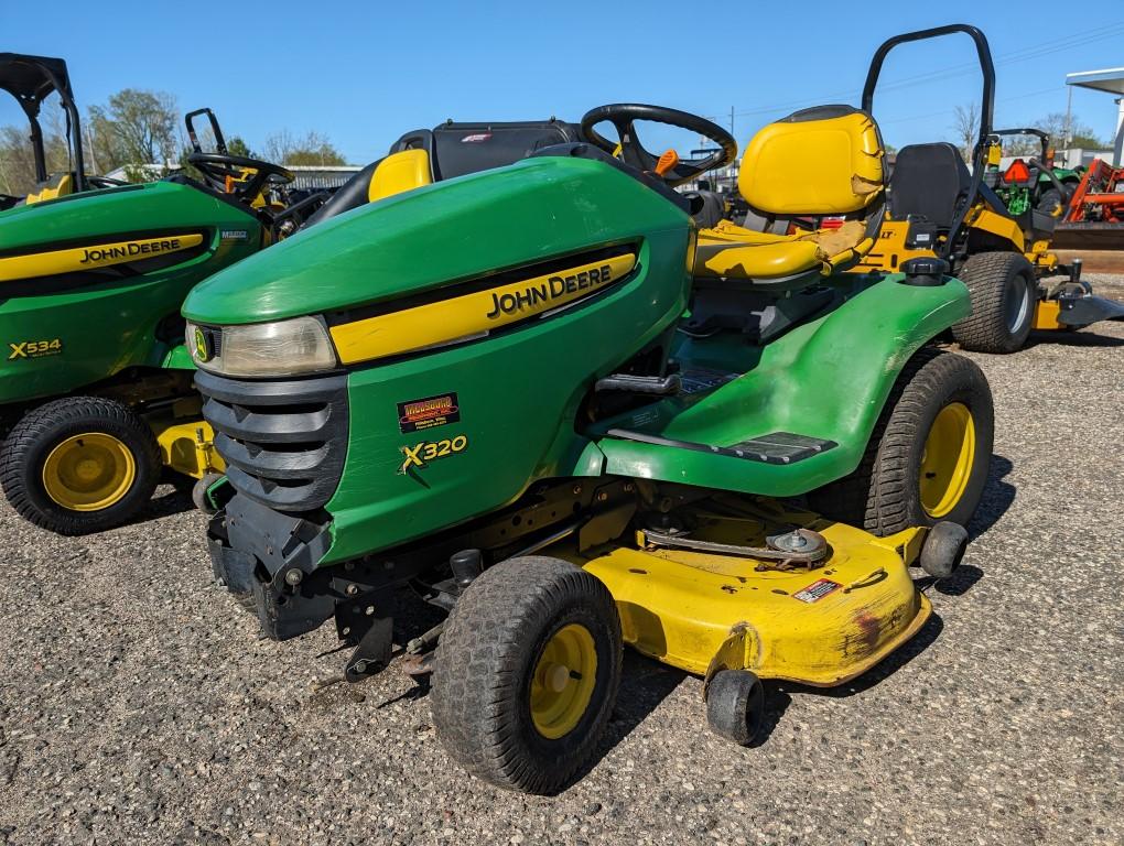 John Deere X320 Lawn Tractor