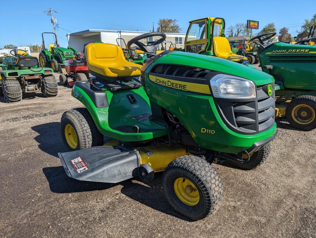 John Deere D110 Lawn Tractor