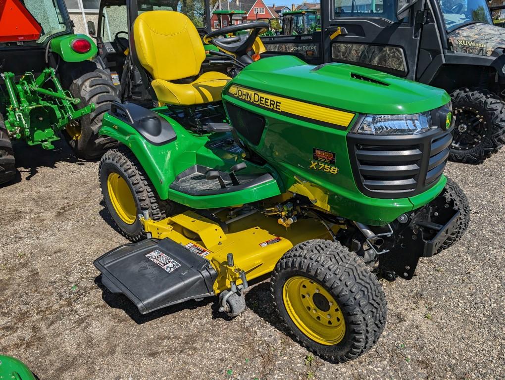 John Deere X758 Lawn Tractor