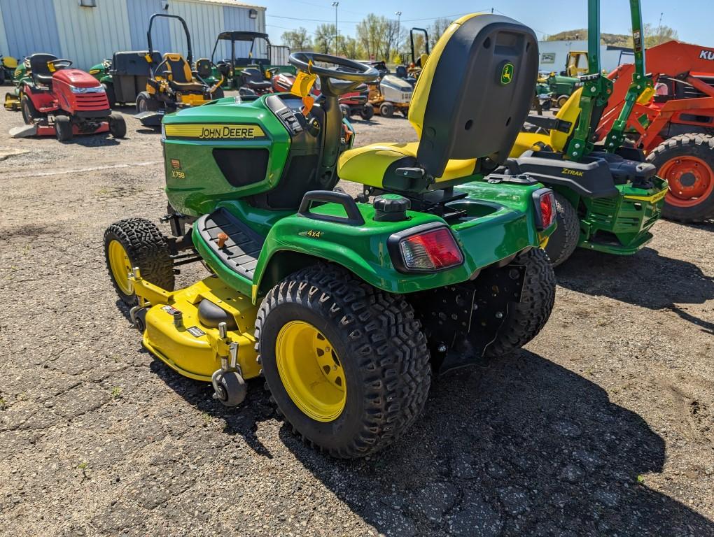 John Deere X758 Lawn Tractor