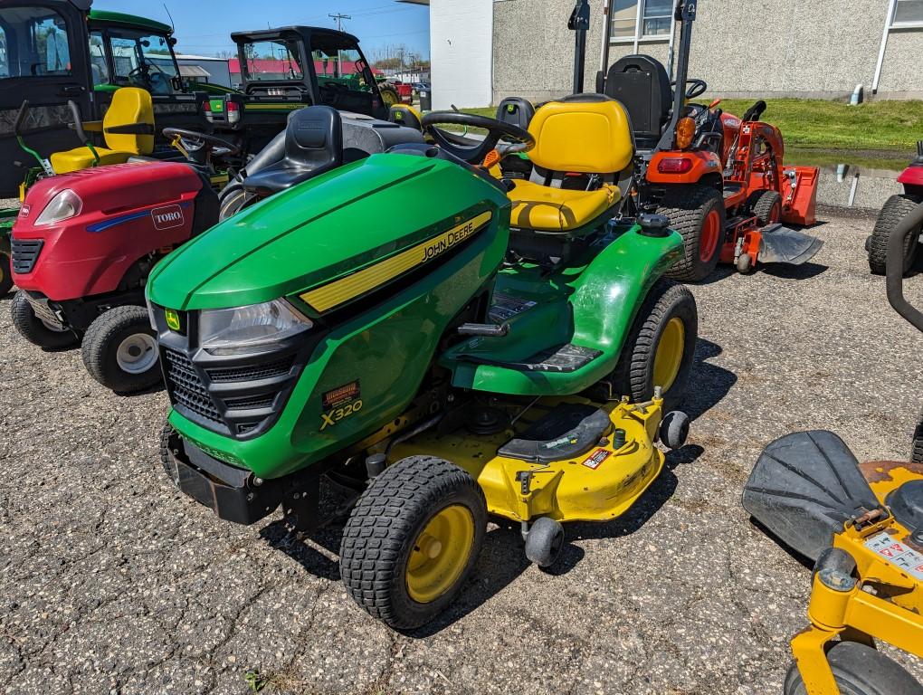 John Deere X320 Lawn Tractor