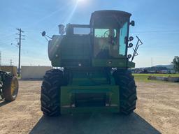 John Deere 6620 Titan II Combine