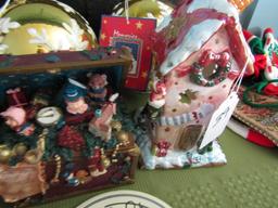 COLLECTION OF CHRISTMAS DECORATIVES INCLUDING SANTAS NUT CRACKERS AND MORE