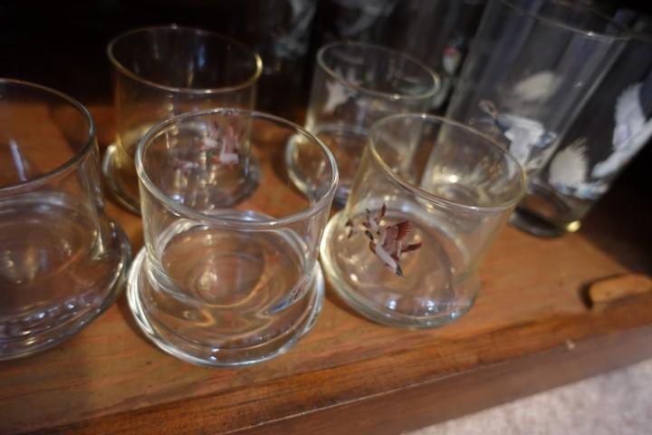 CONTENTS OF CABINET INCLUDING BAR GLASSES HAND PAINTED WATERFOWL GLASSES PE