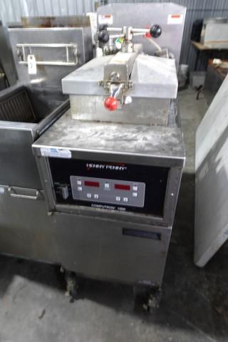 HENNY PENNY PRESSURE FRYER MODEL 600 WITH COMPUTRON 1000 GAS ON CASTERS