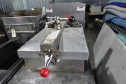 HENNY PENNY PRESSURE FRYER MODEL 600 WITH COMPUTRON 1000 GAS ON CASTERS