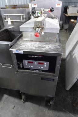 HENNY PENNY PRESSURE FRYER MODEL 600 WITH COMPUTRON 1000 GAS ON CASTERS