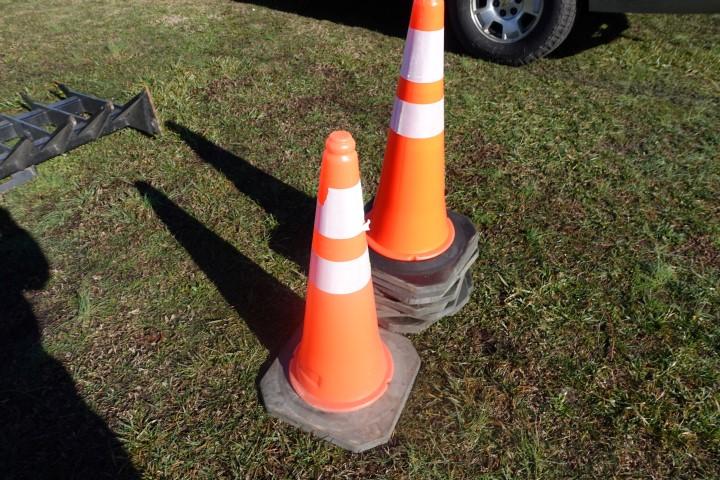 #1908 10 SAFETY CONES 28"