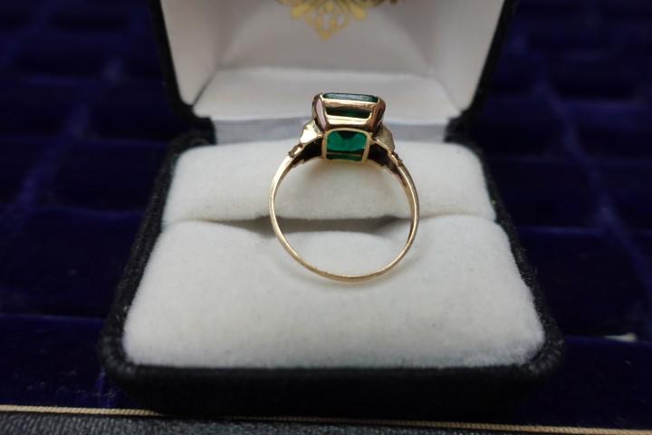 10KT ROSE GOLD RING WITH GREEN EMERALD STONE SIZE 9 2.3 DWT