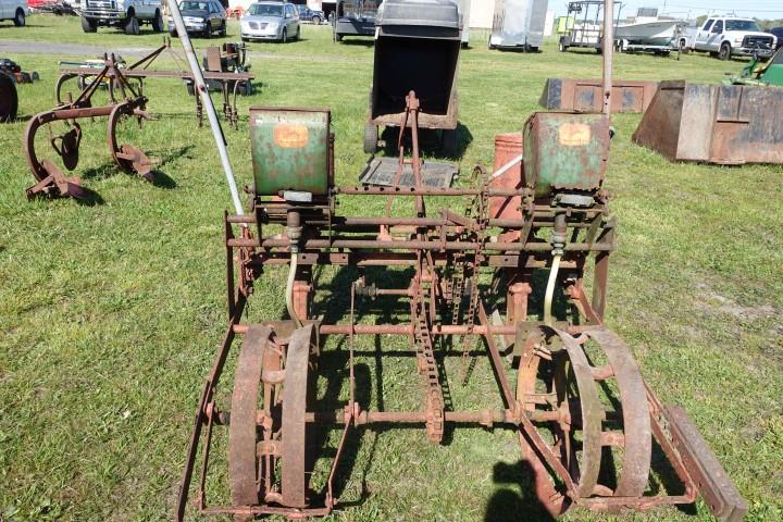 #6201 JOHN DEERE 2 ROW CORN PLANTER 3 PT MOUNT FERTILIZER BUCKETS HAVE RUST