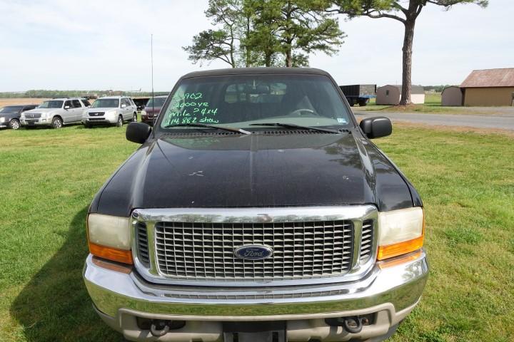 #3902 2000 FORD EXCURSION LIMITED 4 WD V10 SHOWING 214882 MILES TRUE MILEAG